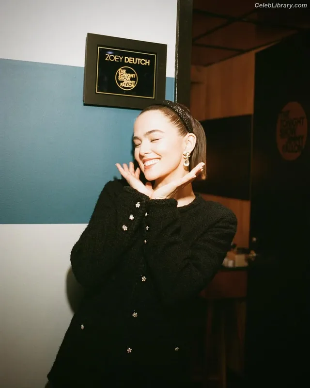 Zoey Deutch photo 12 of 1461