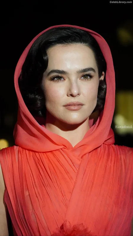 Zoey Deutch photo 7 of 1461