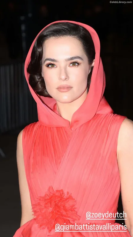 Zoey Deutch photo 8 of 1461
