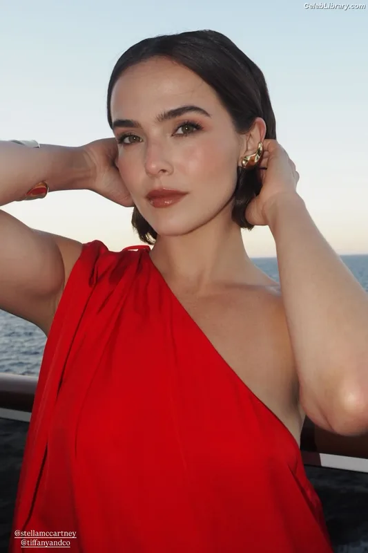 Zoey Deutch photo 11 of 1461