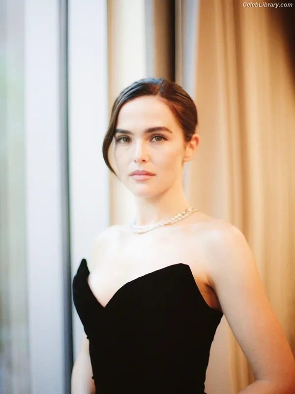 Zoey Deutch photo 18 of 1461