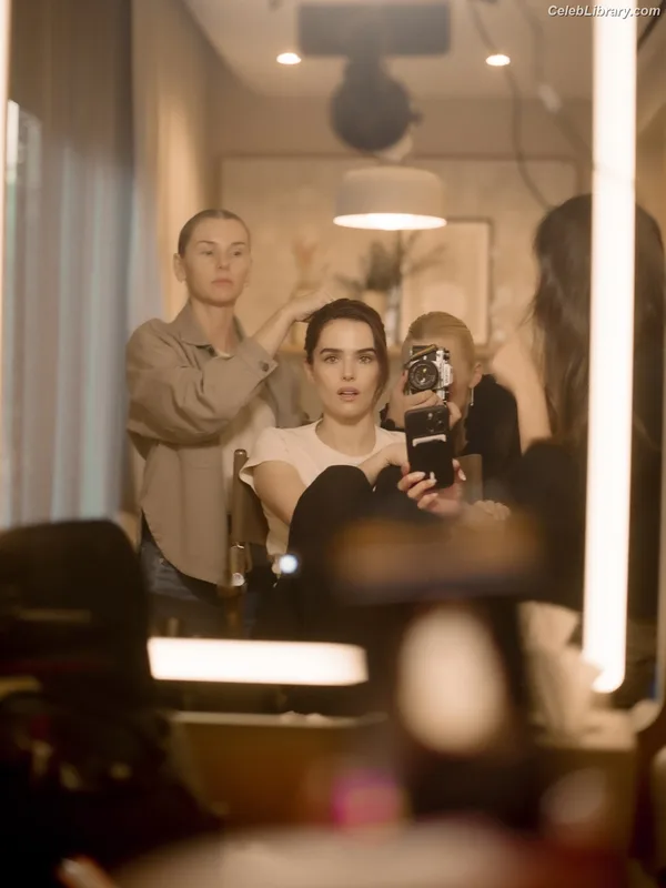 Zoey Deutch photo 24 of 1461