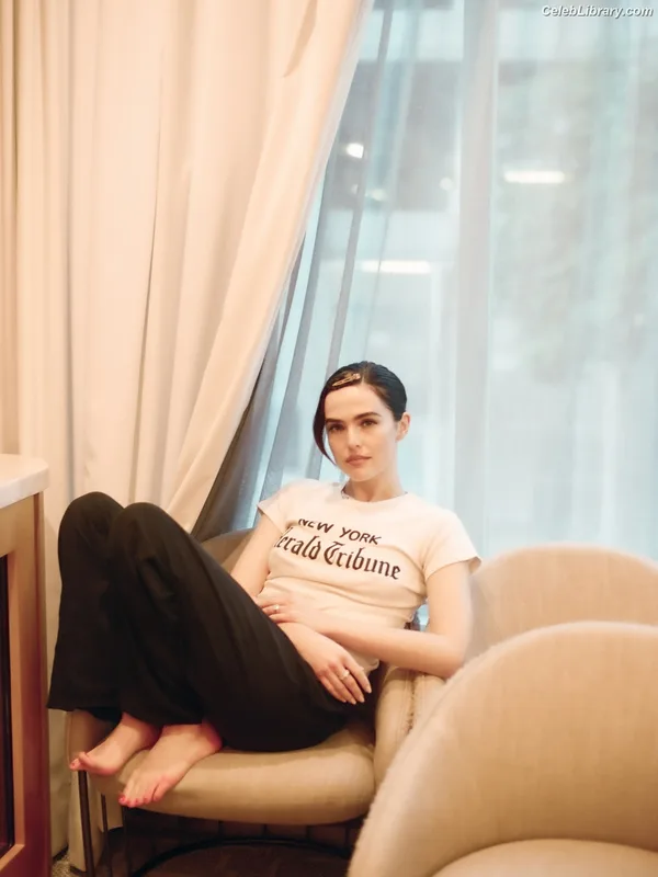 Zoey Deutch photo 1 of 1461
