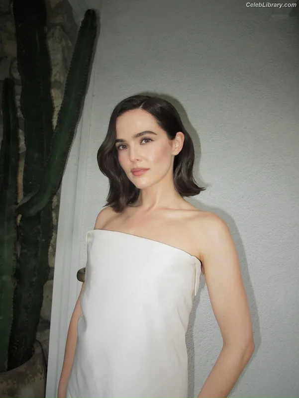 Zoey Deutch photo 4 of 1461
