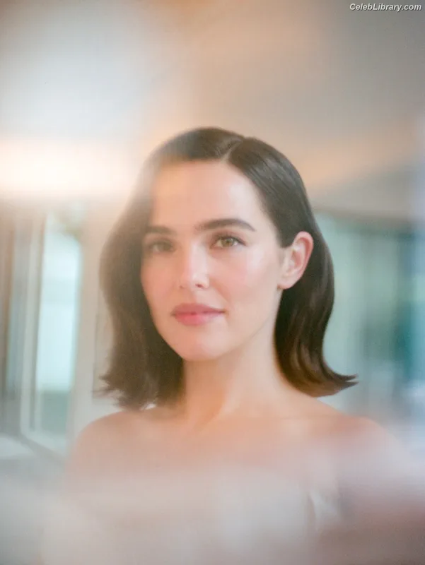 Zoey Deutch photo 7 of 1461