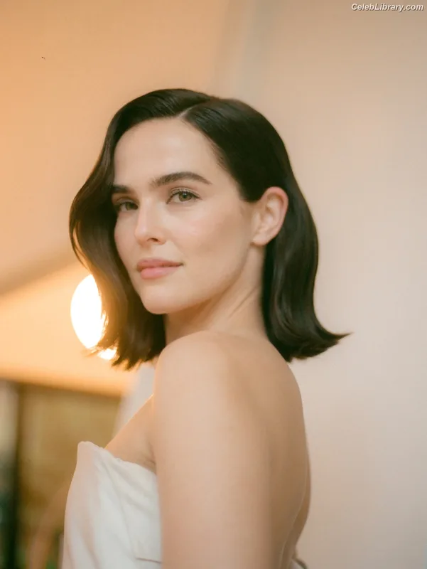 Zoey Deutch photo 8 of 1461