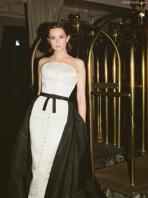 Zoey Deutch photo 16 of 1461