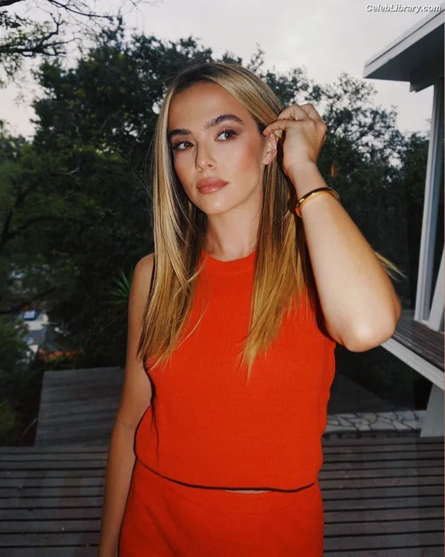 Zoey Deutch photo 18 of 1461