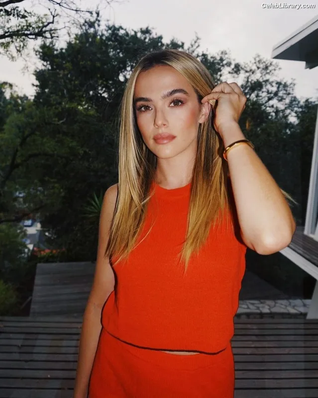 Zoey Deutch photo 19 of 1461