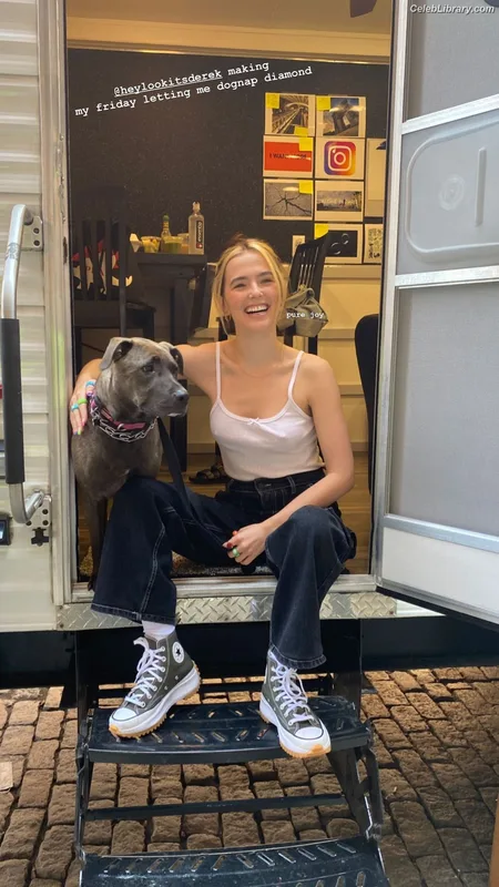 Zoey Deutch photo 20 of 1461