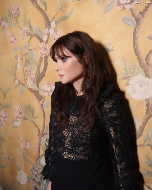 Zooey Deschanel photo 5 of 371