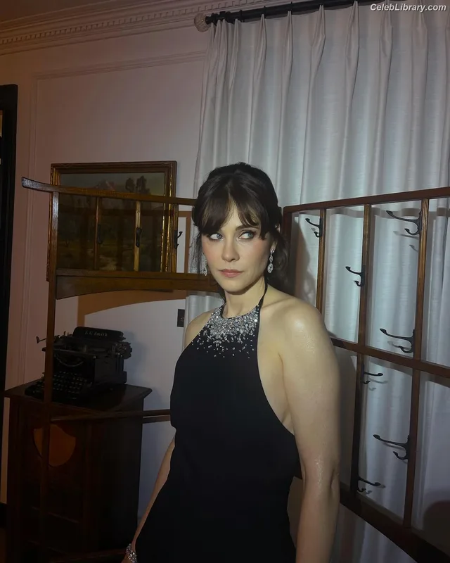 Zooey Deschanel photo 10 of 371