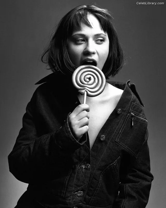 Zooey Deschanel photo 21 of 371