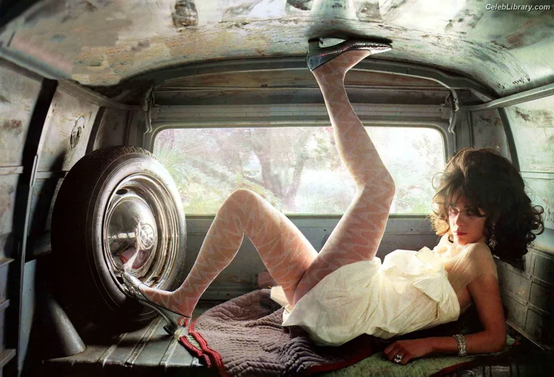 Zooey Deschanel photo 10 of 371