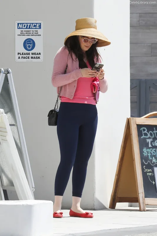 Zooey Deschanel photo 14 of 371
