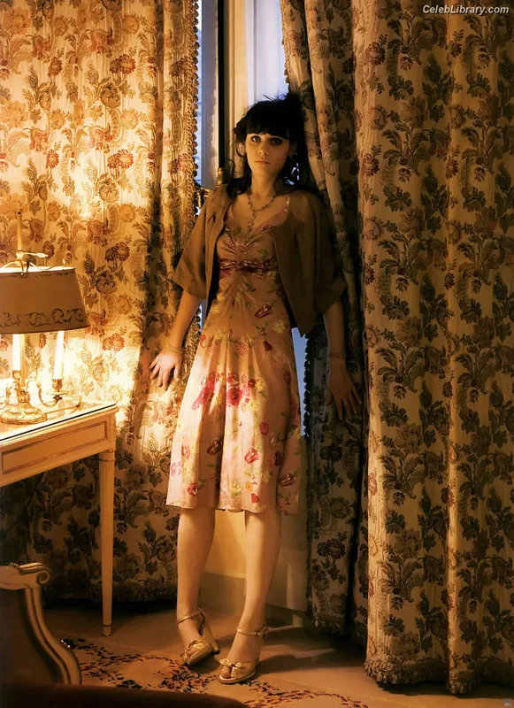 Zooey Deschanel photo 19 of 371