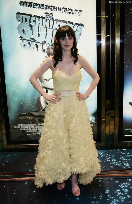 Zooey Deschanel photo 7 of 371