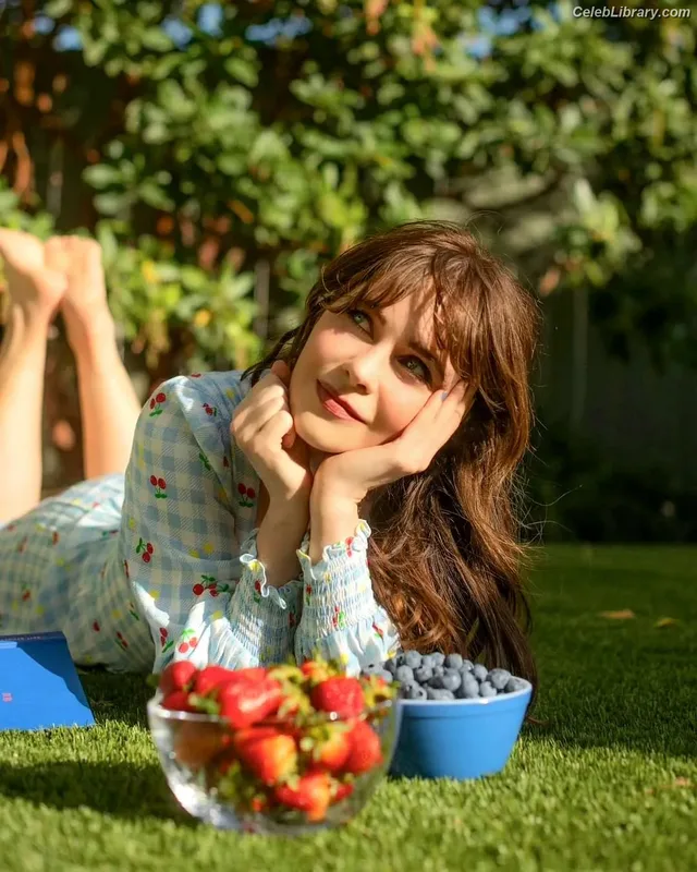 Zooey Deschanel photo 3 of 371