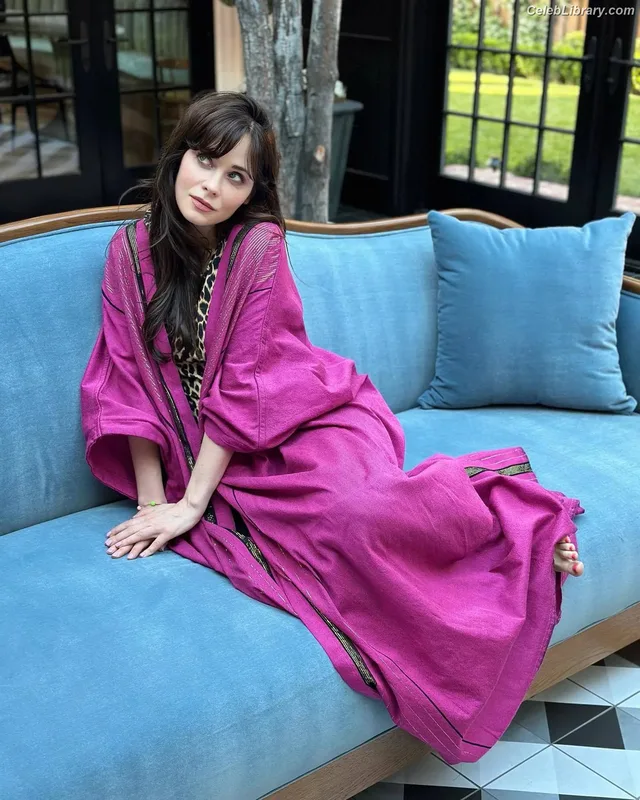 Zooey Deschanel photo 9 of 371