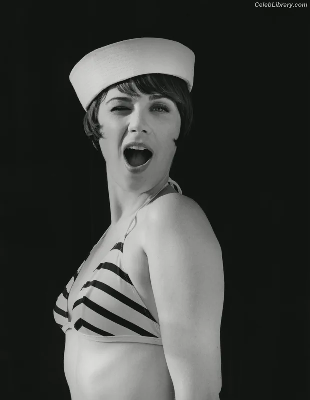 Zooey Deschanel photo 24 of 371
