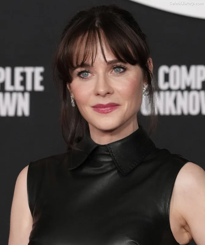 Zooey Deschanel photo 3 of 371