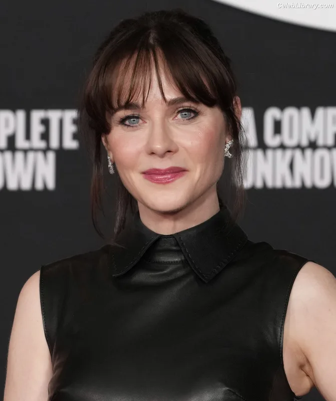 Zooey Deschanel photo 5 of 371
