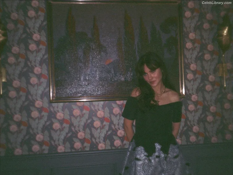 Zooey Deschanel photo 3 of 371