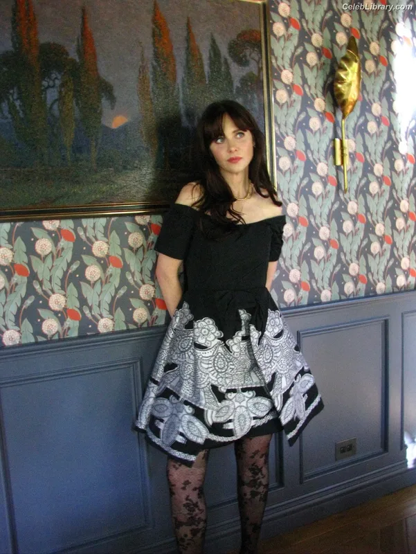 Zooey Deschanel photo 5 of 371